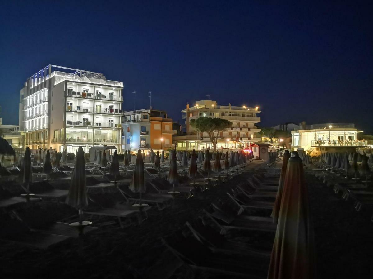 Hotel Marco Polo Каорле Екстериор снимка